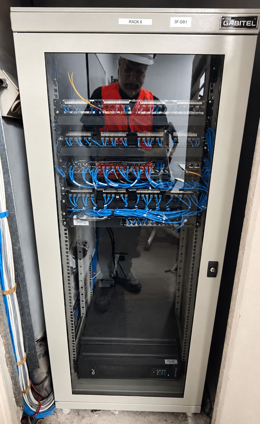 Rack de comunicaciones instalado para una entidad financiera