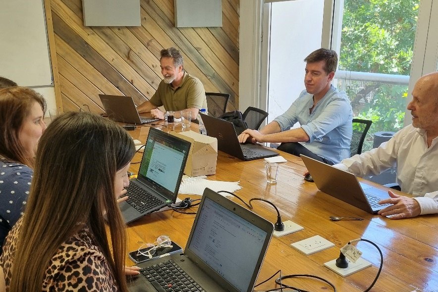 Equipo interdisciplinario de Instalnet trabajando en un proyecto